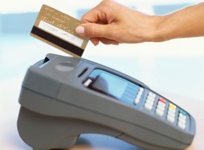 Nem kerül többé pénzbe a bankkártyás csekkfizetés